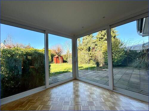 Wintergarten mit Blick in den Garten - 