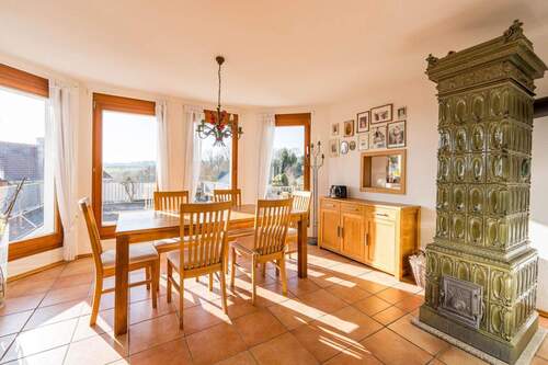 EG Esszimmer mit Kachelofen - 