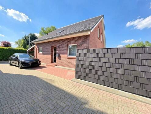 Nordansicht mit Stellplatz - 