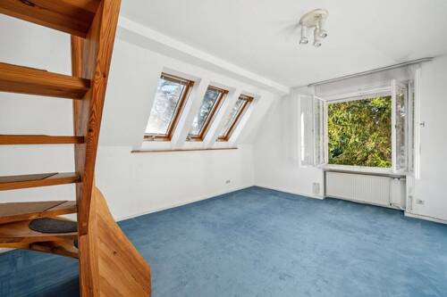 Zimmer im 1.Obergeschoss mit Zugang zum Dachgeschoss - 