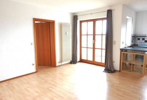 Blick zum Südbalkon und zum Schlafzimmer - 