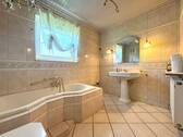 Badezimmer mit Wanne ... - 