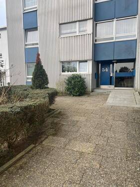 Hauseingang - Schöne 3-Zimmer Erdgeschosswohnung mit Garten und neuer EBK