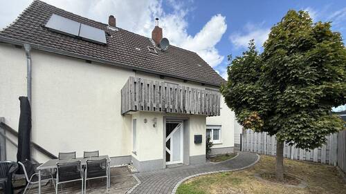 Frontansicht - Haus mit Geschichte und Perspektive - Wohnen für die ganze Familie