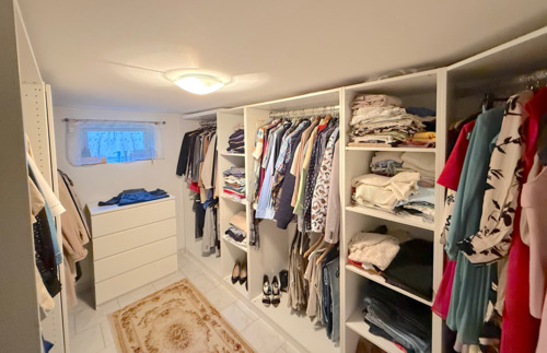 Ankleidezimmer-Keller
- 