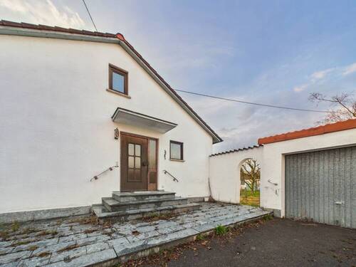 Eingangstür und Garage - Grundstück in Großkarolinenfeld