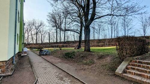 Kleiner Park hinter Wohngebäude - 