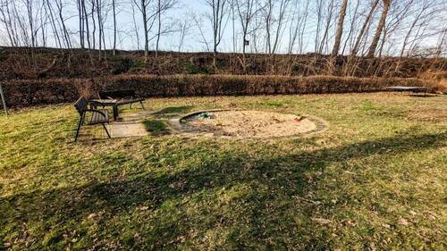 Sandkasten hinter Haus - 