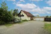 Hausansicht Hof - Eigennutz, Mehrgeneration oder Vermietung: Bezugsfreies Traumhaus mit riesigem Grundstück