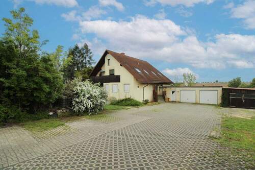 Hausansicht Hof - Eigennutz, Mehrgeneration oder Vermietung: Bezugsfreies Traumhaus mit riesigem Grundstück