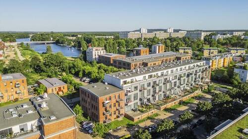 Weitblick - Traumhafte Terrassenwohnung im Denkmalensemble: 60 m² modern saniert, 50 m² Sonnenterrasse, Tiefgarage inklusive