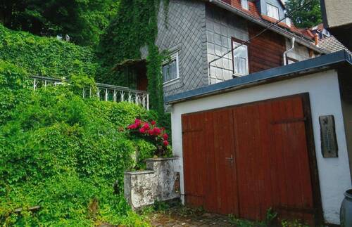 Blick auf Garage u. oben die Ferienwohnung - 
