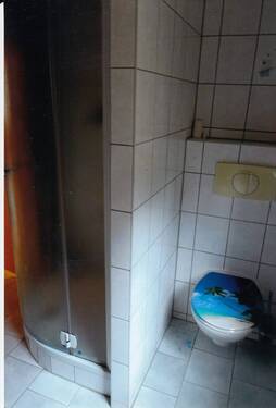EG Bad mit Dusche u. WC - 
