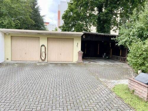 Hof und Garagen - 