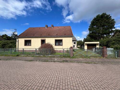 Straßenansicht .jpg - Grundstück mit Wohnhaus und Scheune - Sanierungsobjekt