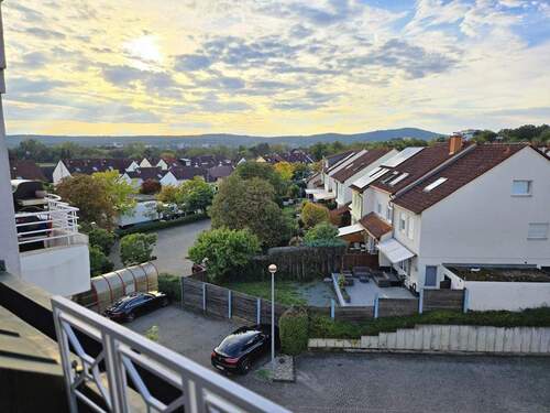 Ausblick - Helle 4-Zimmer-Wohnung mit Westbalkon und Blick in den Taunus - direkt am Marktplatz