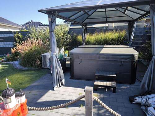 Poolbereich mit Überdachung - 