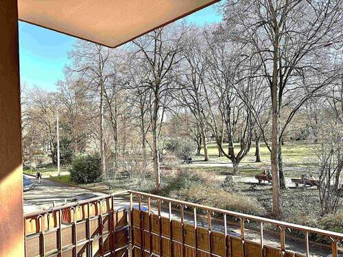 Blick vom Balkon in den Park - 3 Zimmer Etagenwohnung in Stuttgart