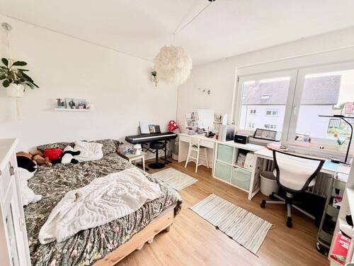 Gemütliches Schlafzimmer - 3 Zimmer Etagenwohnung zum Kaufen in Riegel am Kaiserstuhl