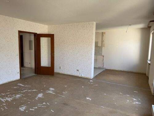 Wohn- und Essbereich mit Blick zur Küche
- 