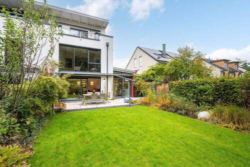 Außenansicht mit Garten - 5 Zimmer Reihenendhaus in München