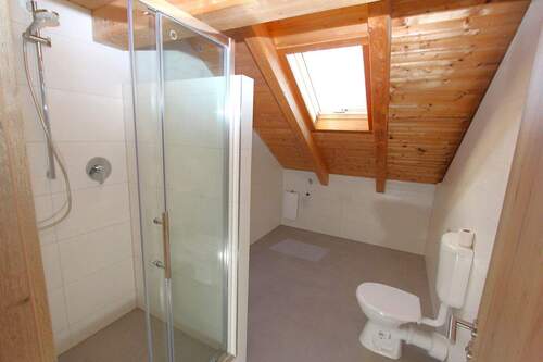 ... neu saniertes Badezimmer mit Dusche und Waschmaschinenanschluss... - 3 Zimmer Etagenwohnung zum Kaufen in Sindelsdorf