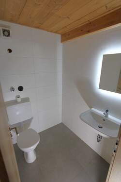 ... neu saniertes separates Gäste WC ... - 3 Zimmer Etagenwohnung in Sindelsdorf