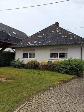 Außenansicht - Charmantes Einfamilienhaus mit großem Garten, Wintergarten, Terrasse, Garage und modernisiertem Bad