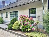 Straßenansicht - Gepflegtes Einfamilienhaus direkt am Weinberg in Bestlage von Eltville
