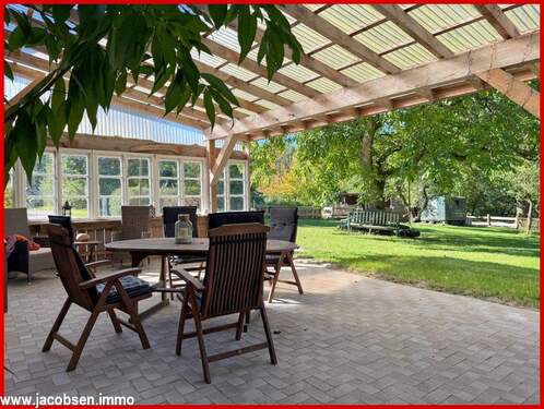 Überdachte Terrasse mit Blick in den Garten - 
