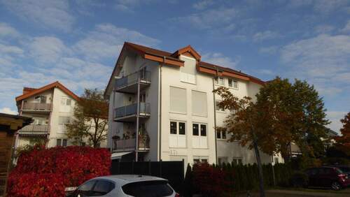 Hausansicht - Biebesheim - schöne Dachgeschosswohnung mit Ausblick