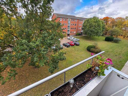 Sonnenloggia / Blick zum Innenhof hin - 3 Zimmer Etagenwohnung zum Kaufen in Bremen