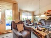 Wohnzimmer mit Zugang zur Loggia - 