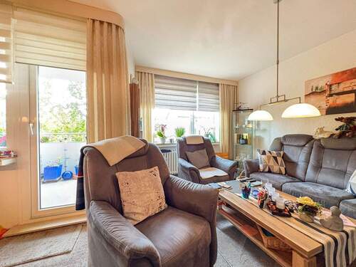 Wohnzimmer mit Zugang zur Loggia - 