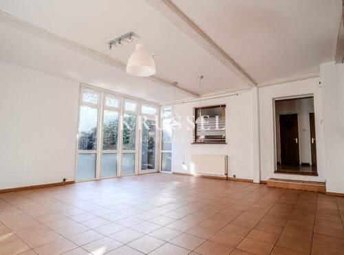 Das lichtdurchflutete Wohnzimmer mit angrenzender Terasse. - 9 Zimmer Einfamilienhaus zum Kaufen in Meppen