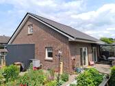 Rückansicht mit Terrasse - Seniorengerechtes Reihenendhaus mit Garage in Großenmeer
