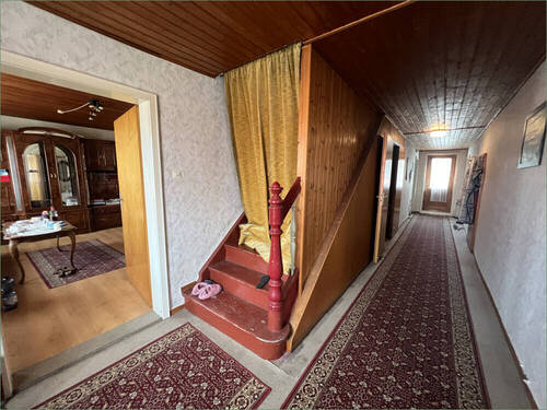 Flur im OG mit Treppe zum DG - 