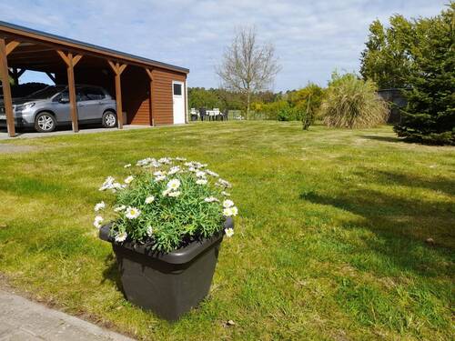 Blick in den Garten mit Carport und 2. Terrasse - 1 Zimmer Einfamilienhaus in Wieck a. Darß