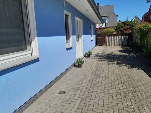 Haus Eingang mit weiteren Stellplätzen - Einfamilienhaus mit 213,00 m² in Wieck a. Darß zum Kaufen