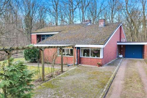 Haus mit PKW Garage und Außenstellplatz - 6 Zimmer Einfamilienhaus in Hamburg