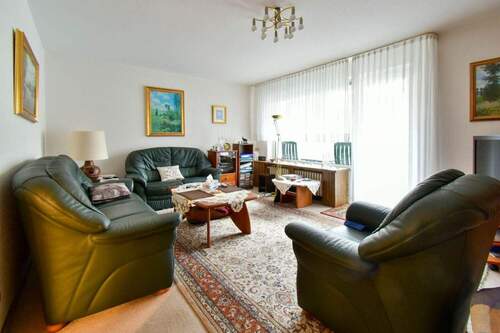 Wohnzimmer - Leben und Leben lassen! Schöne, ruhige Wohnung mit Balkon und TG-Stellplatz