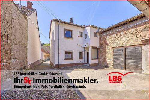 Einfahrt und Innenhof - 