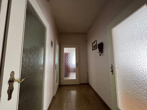 Flur 2. OG (gehört aktuell zur Wohnung im 1. OG) - 