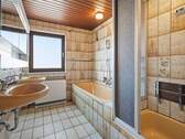 Badezimmer mit Wanne und Dusche - 