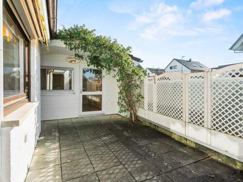 Terrasse mit Zugang zum Gartenhaus - 