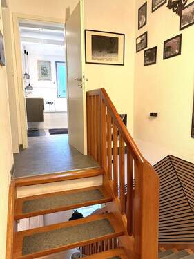 Flur mit Blick ins Badezimmer - 