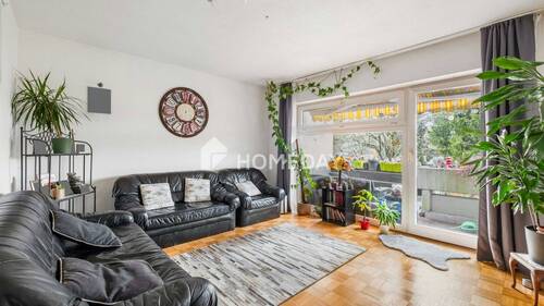 Wohnzimmer 1 - Urbaner Rückzugsort mit Weitblick: Etagenwohnung mit Balkon und Tiefgarage