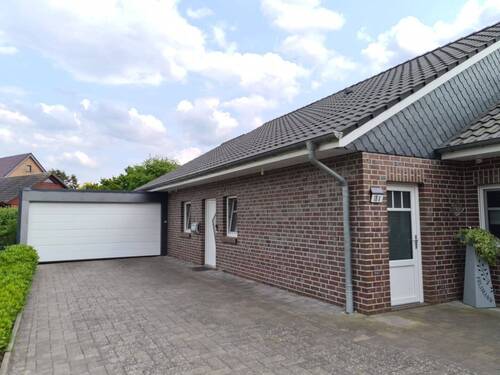 Ansicht Eingangsbereich und Doppel-Garage - Mehrfamilienhaus, Wohnhaus mit 78,60 m² in Ovelgönne zum Kaufen