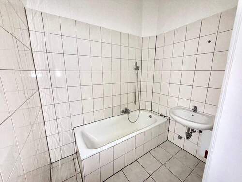 Zeitloses innenliegendes Bad mit Badewanne - 