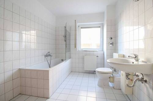 Tageslichtbadezimmer mit Wanne - 